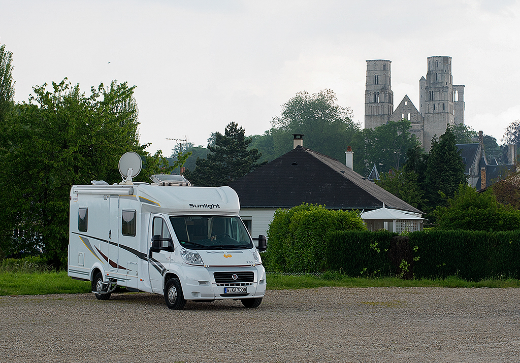 Normandie 05 - 2016_KA79775-1 Kopie.jpg - Ein ruhiger kostenloser Platz am Ortsrand - Ganz nach unserem Geschmack . Im Hintergrund die Klosterruinen, die wir noch besichtigen werden